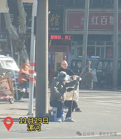 在市区泰山路与辽河路交叉口、汉江路与太行山路交叉口等地,又出现卖“老鳖”(甲鱼)的人了。