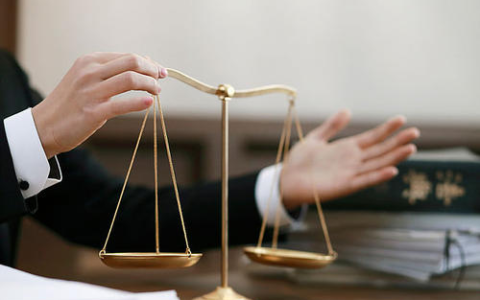 工伤获赔180万，律师拿90万，律师收费标准的依据是什么？_万元