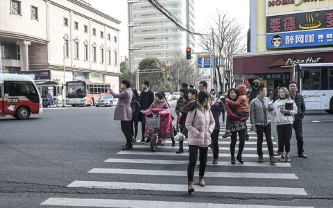 走路闯红灯被车撞了谁的责任及人行道闯红灯出车祸责任划分
