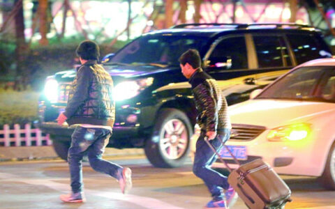 行人闯红灯被撞谁的责任及新规定行人闯红灯被撞规定