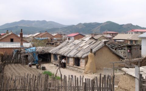 农村宅基地面积每户多少平方米？农村宅基地超占费多少钱一平方？