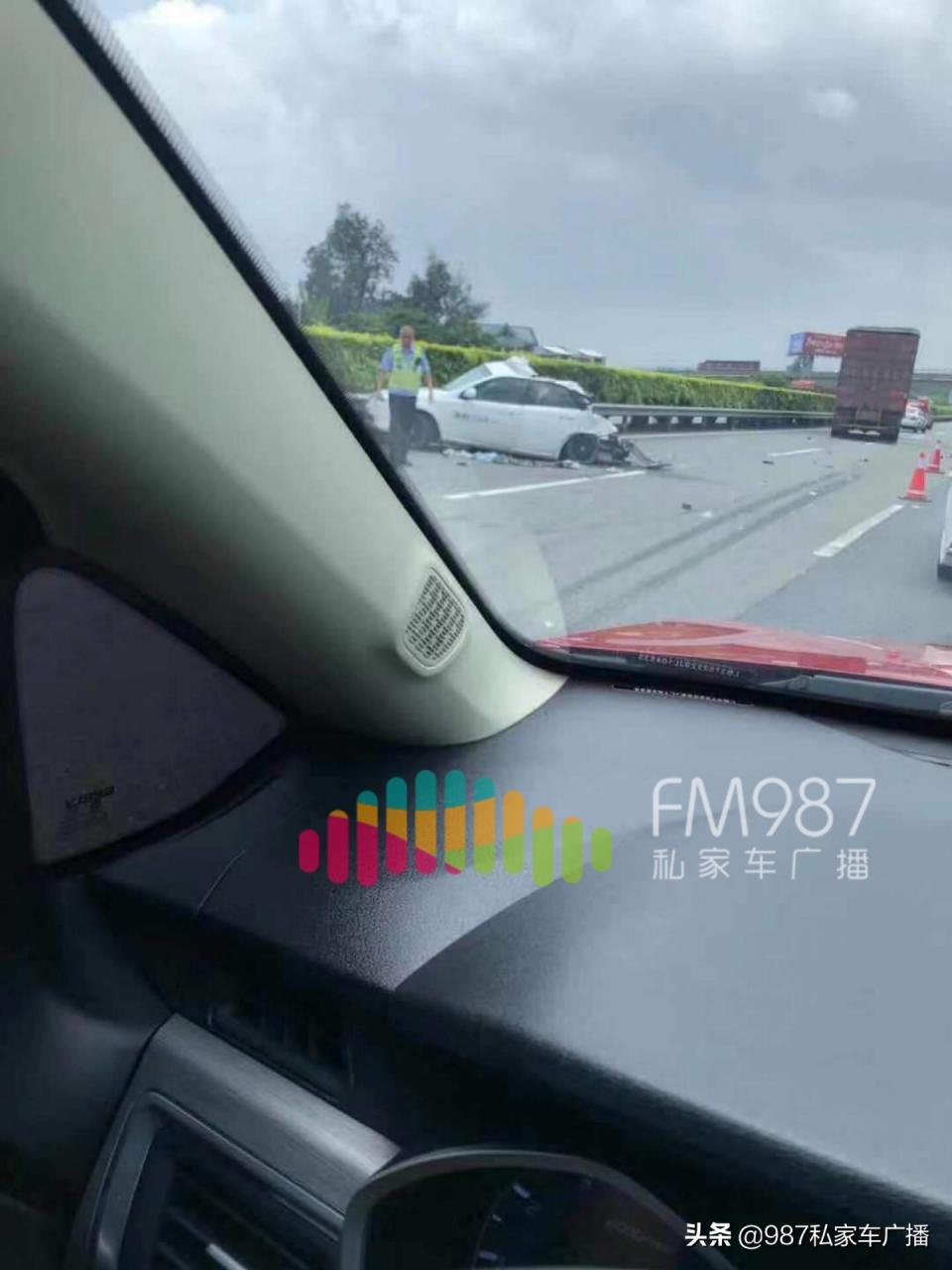 突发!福州沈海高速,小轿车与货车发生事故!轿车被“削”了一半