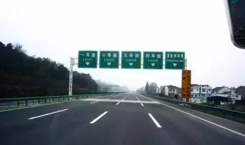 我!不!服!刚拿驾照1年不能单独上高速?看完懂了……