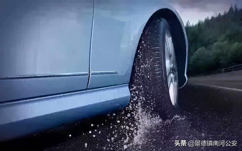 景德镇：乐平发生一起货车追尾事故，岳父把女婿的车给撞了！自己被困驾驶室