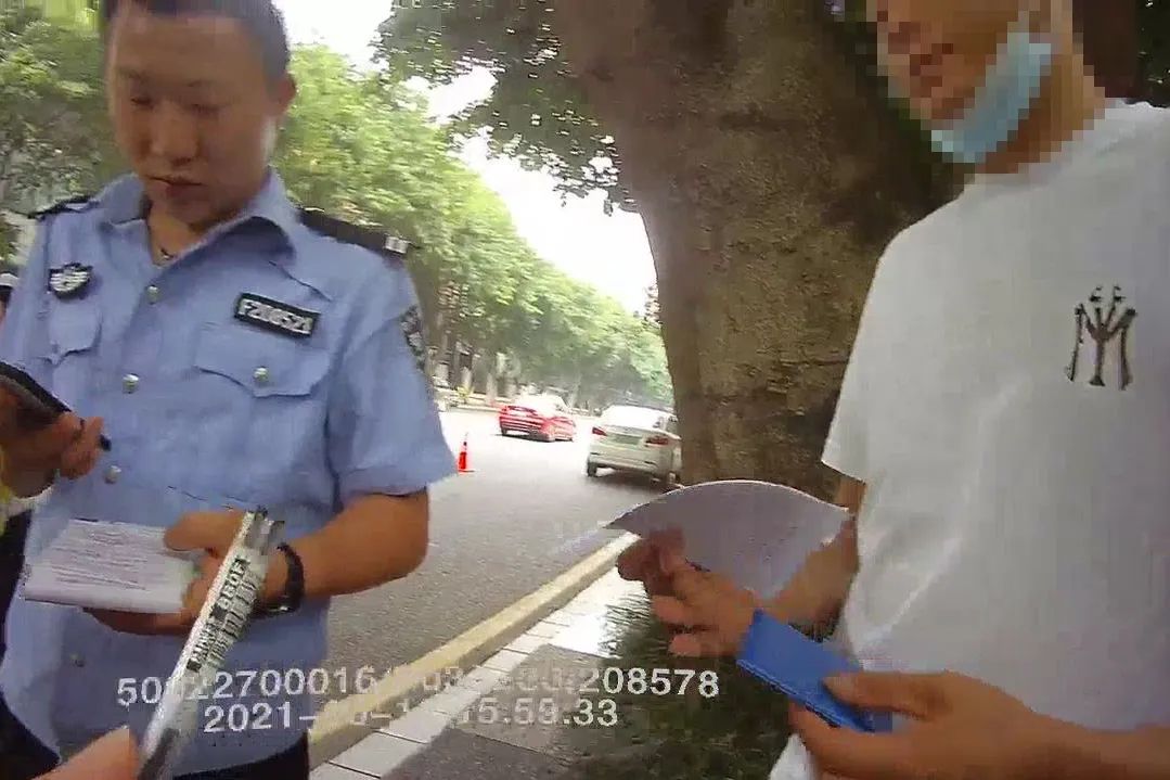 曝光台|两辆重型货车“组队”驶入限行区域被处罚!