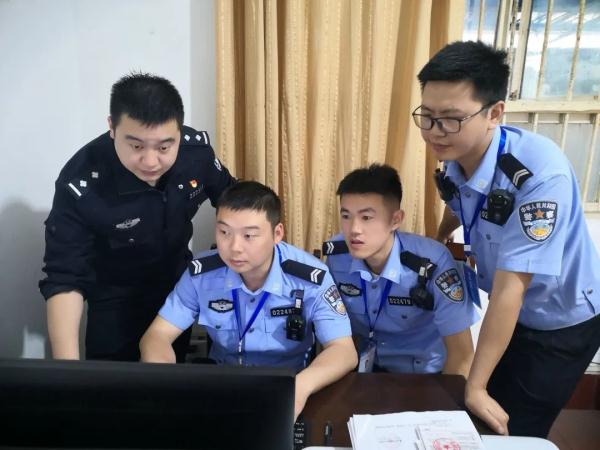 这些人在高速公路上无证驾驶,被拘留