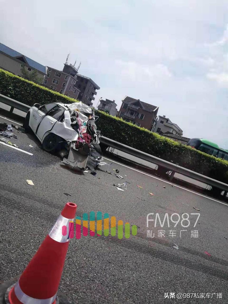 突发!福州沈海高速,小轿车与货车发生事故!轿车被“削”了一半