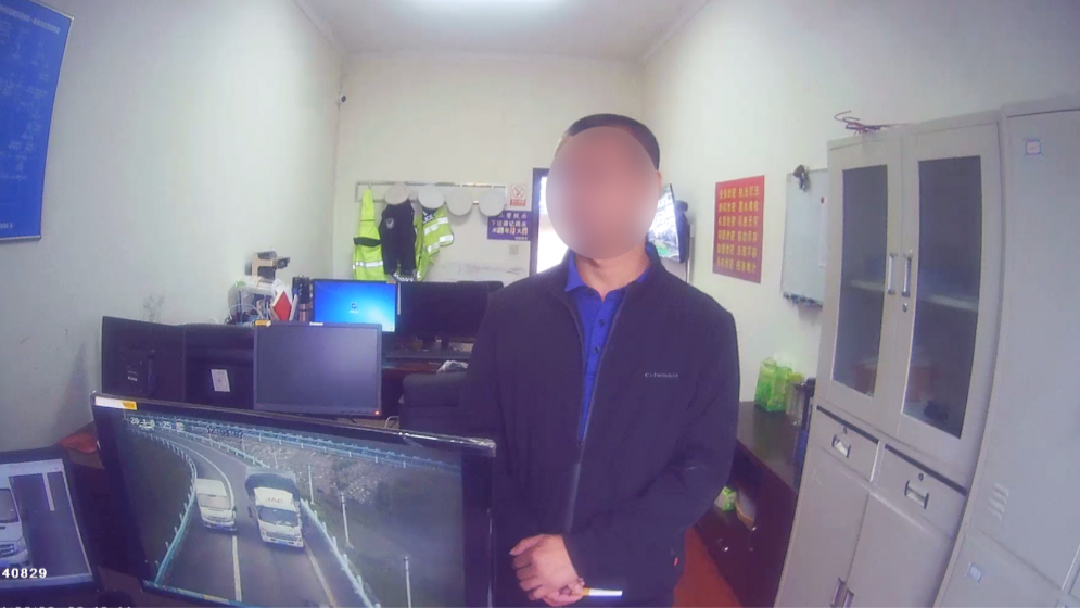 险象环生!高速倒车近2分钟,12分没了! | 一线微观