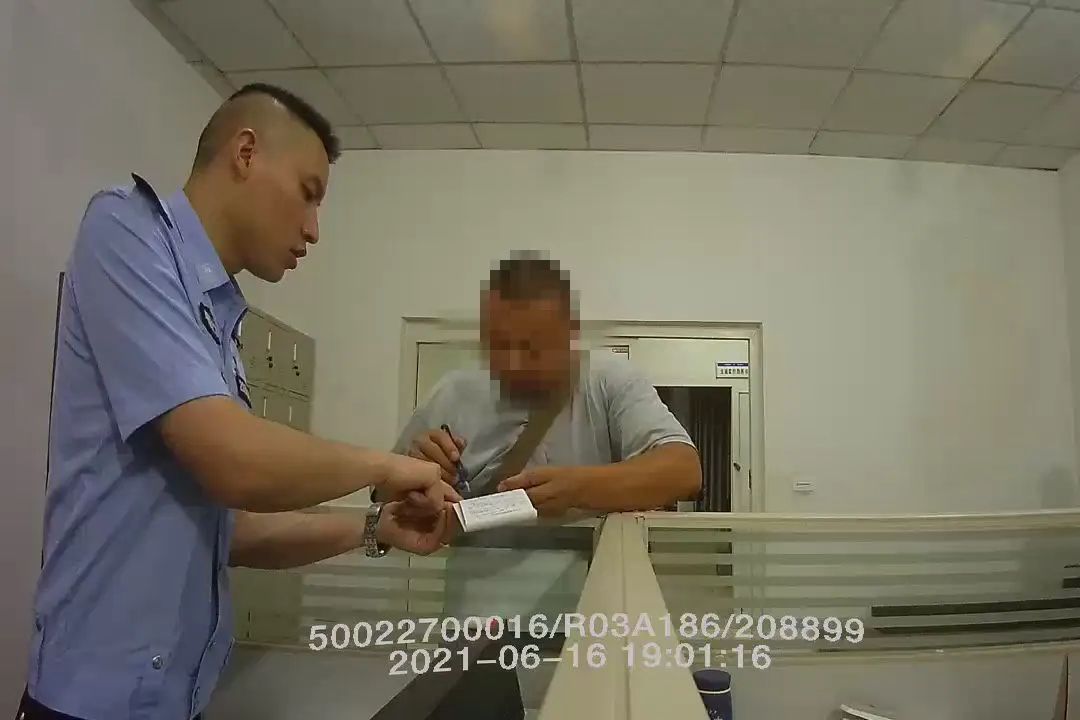 曝光台|两辆重型货车“组队”驶入限行区域被处罚!