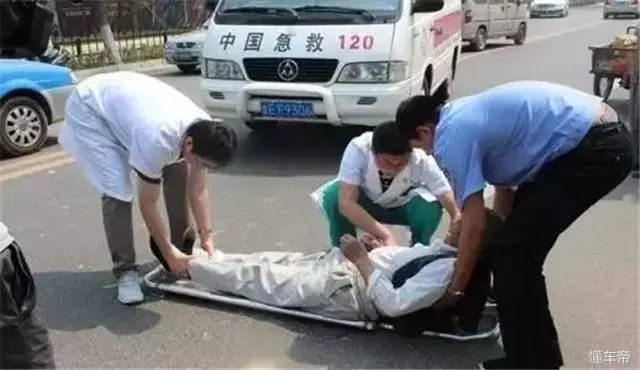 遇到交通事故别顾着慌,这5通电话一定要打!