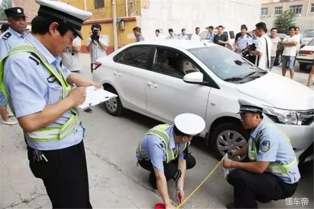 遇到交通事故别顾着慌,这5通电话一定要打!