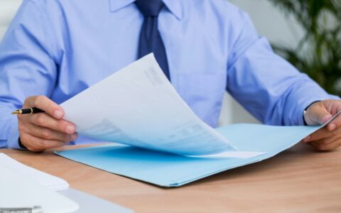 劳动合同两份都在公司违法吗及公司签完合同不给个人法律规定
