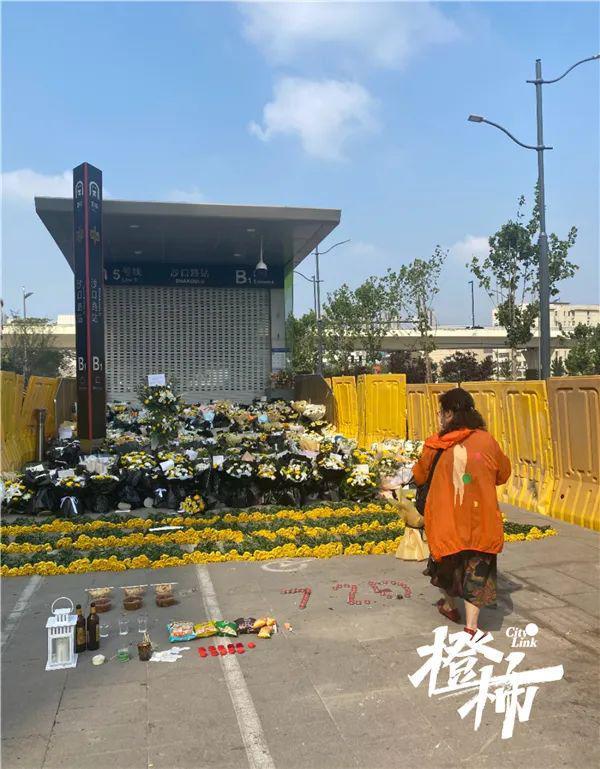 市民为地铁遇难者献的花,为什么被围挡?郑州地铁方刚刚回应