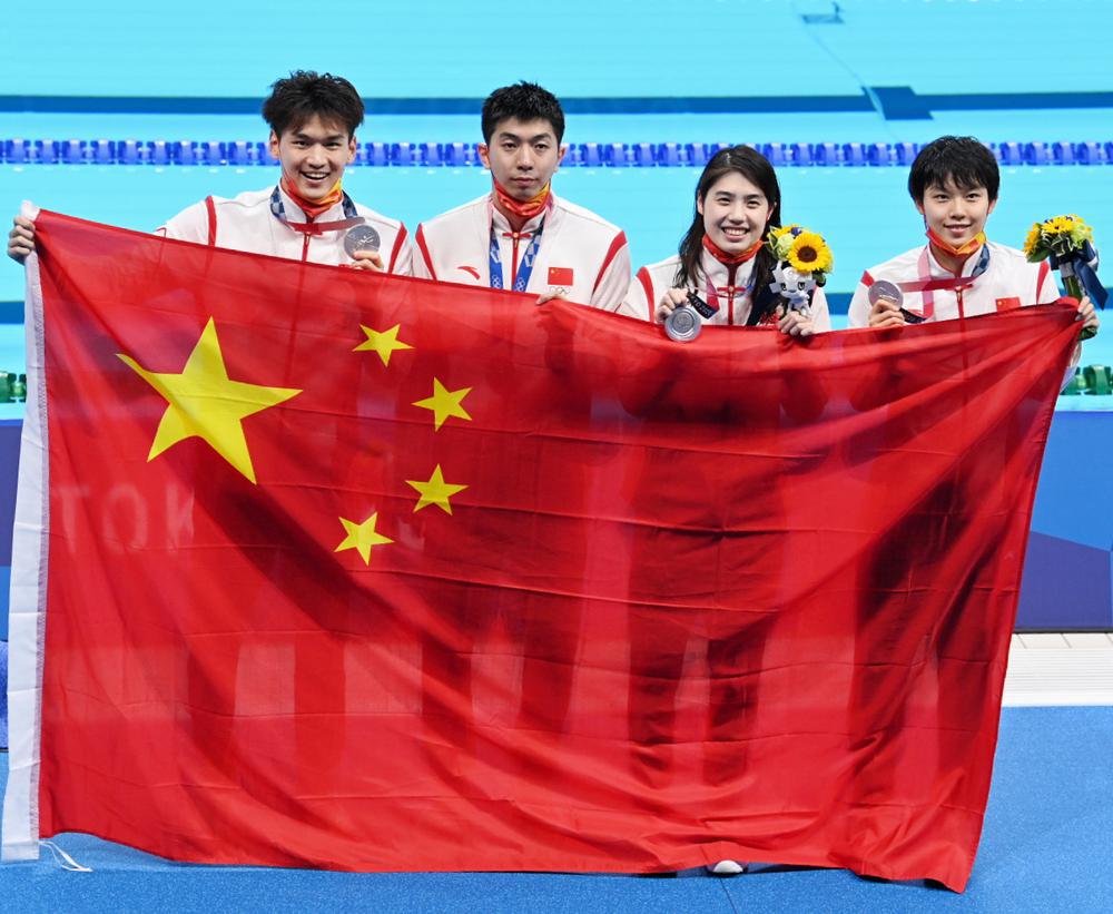 徐嘉余、闫子贝、张雨霏、杨浚瑄混合泳接力摘银,中国泳军值得骄傲
