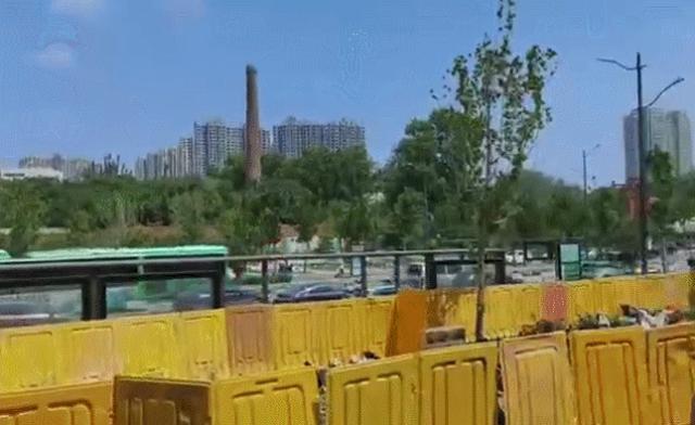 市民为地铁遇难者献的花,为什么被围挡?郑州地铁方刚刚回应