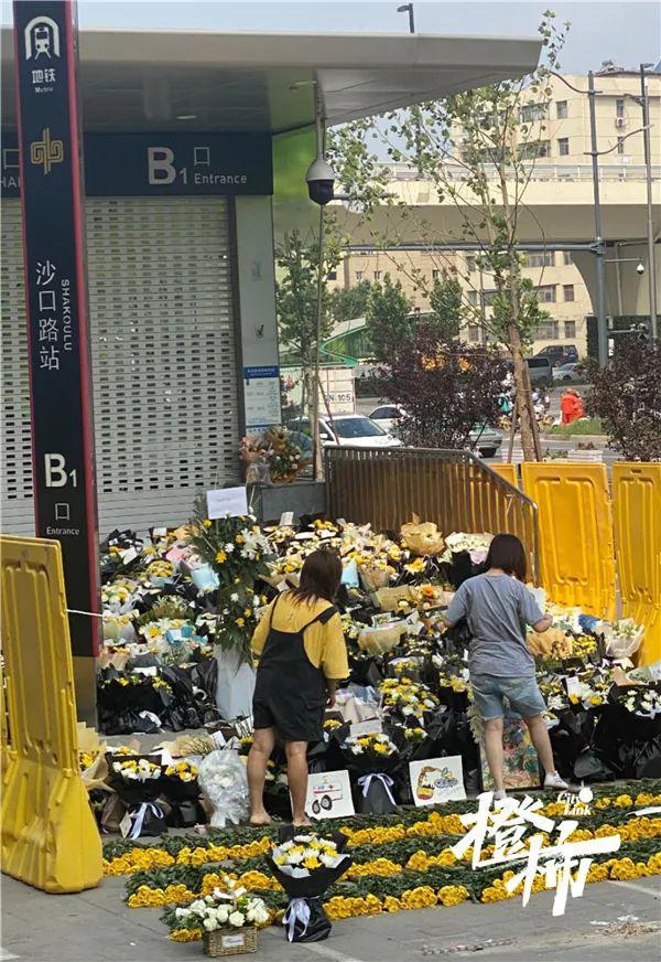 市民为地铁遇难者献的花,为什么被围挡?郑州地铁方刚刚回应
