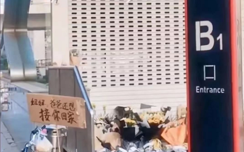 雨衣爸爸系郑州地铁遇难者父亲及郑州地铁遇难者父亲悲痛不已