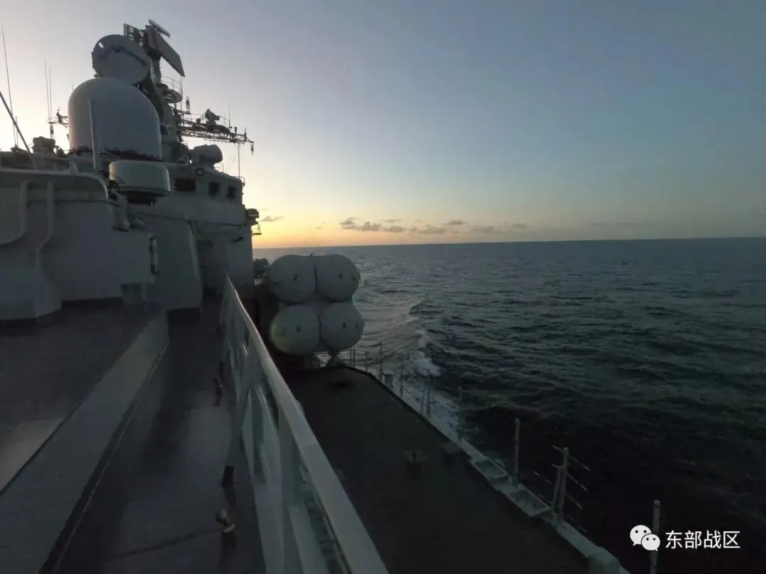 美舰过航台湾海峡当天，东部战区训练对海突击