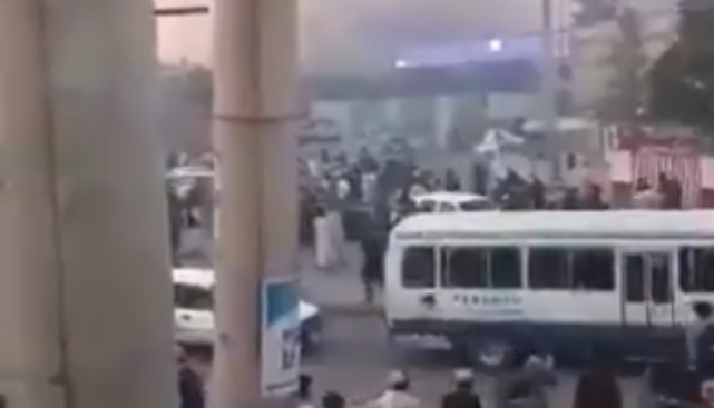 喀布尔机场突发火灾，现场浓烟滚滚，几小时前附近曾发生交火