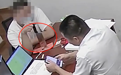 经理边玩手机边与抢银行男子聊天及抢银行男子已被拘留