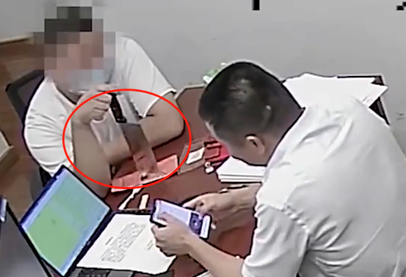 男子提菜刀抢银行无人信，经理玩手机和他淡定聊天，男子：你报警吧