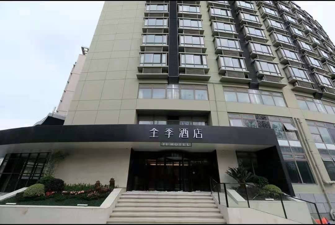 律师解读全季一裸男闯女住客房间:若真说了“你门开着不就是为了让人玩”,可被认定“强奸中止”