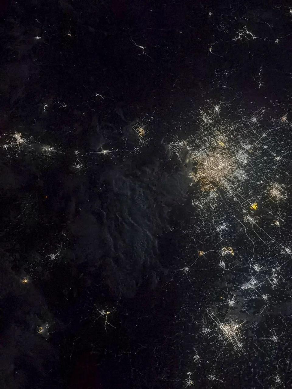 神舟十二号航天员在轨拍摄高清大图震撼来袭，这张北京夜景里有“亮点”