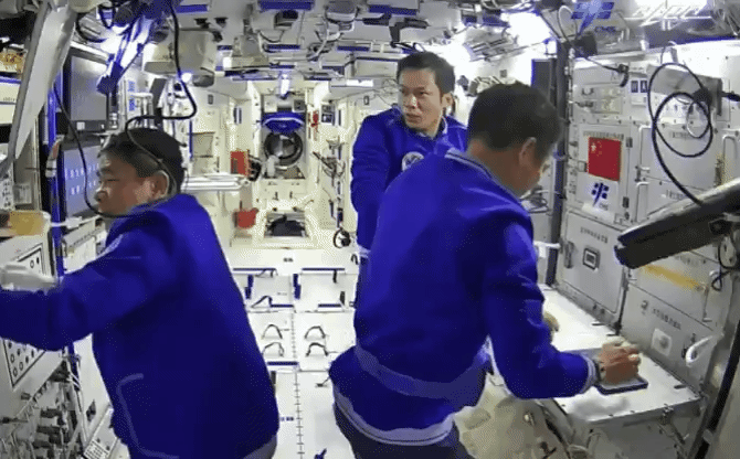 神舟十二号航天员已在轨工作生活60天!“太空出差三人组”忙了哪些事儿?