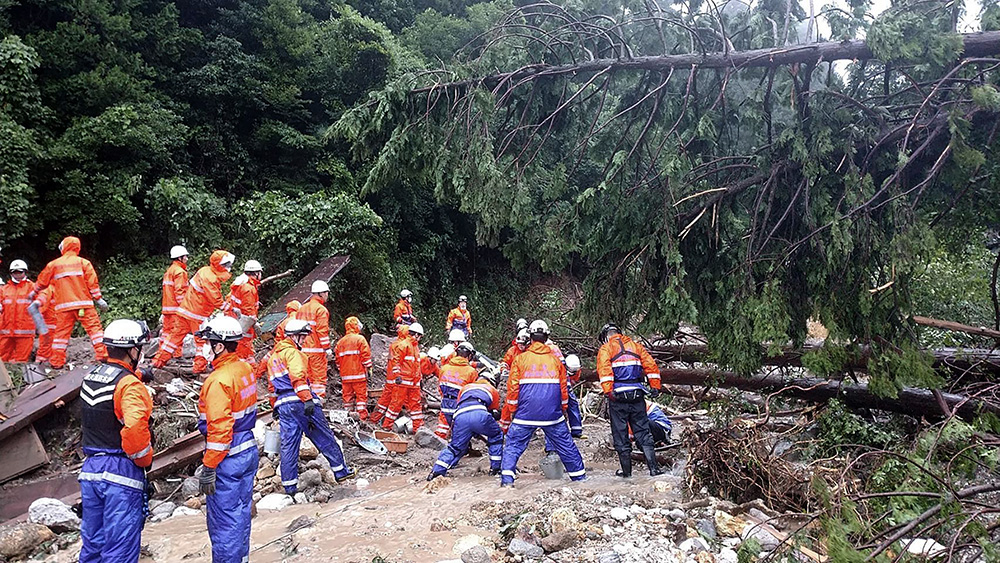 早安·世界|海地地震死亡人数升至304人,全国进入紧急状态