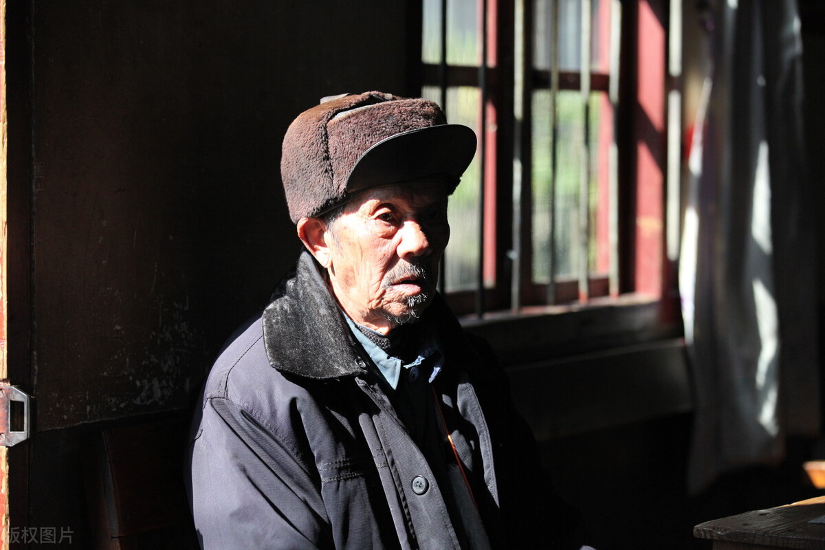 发放养老金为何有很多人排队取款？直接取养老金不是好办法