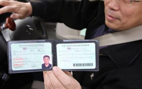 驾驶证要到期了，异地的该怎么换证？记住这点就很简单！