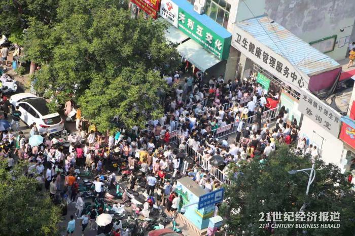 郑州封控区再扩围：一日15地升级中风险，全市开展第二轮核酸检测，部分地区暂停新冠疫苗接种