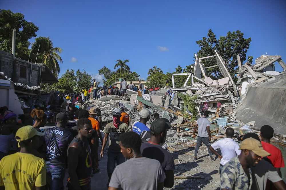 早安·世界|海地地震死亡人数升至304人,全国进入紧急状态