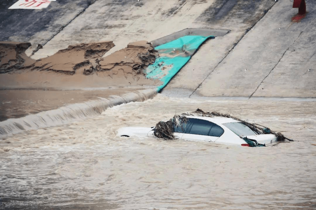 被郑州暴雨淹没的车 后来都怎样了？你会买泡水二手车吗