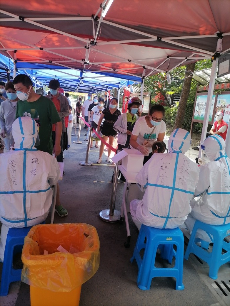 一社区医院工作者在核酸检测现场被感染，扬州卫健委：个别核酸检测点管控力度不够