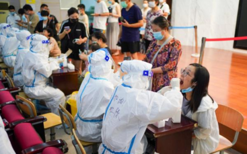 南京2岁男童做核酸检测被感染，多地核酸检测人员密集无序