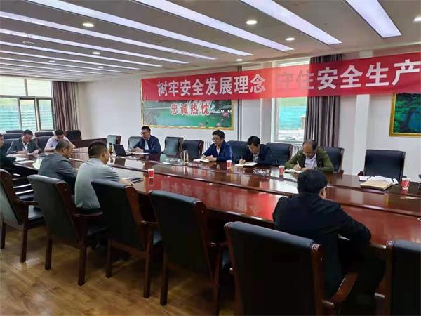 柴达尔煤矿事发前已被责令停产整顿,已有200余人投入救援