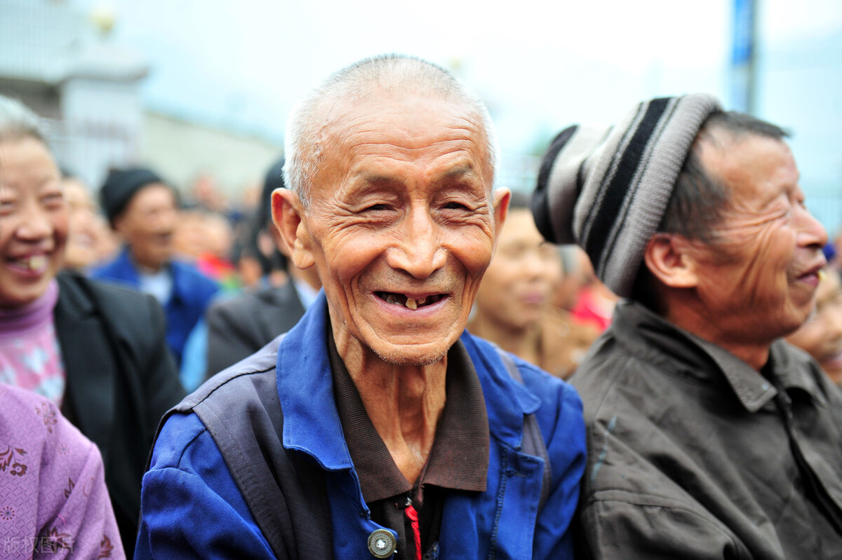 发放养老金为何有很多人排队取款？直接取养老金不是好办法