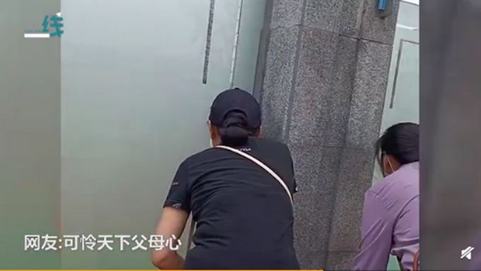 新生开学家长站一排校外暗中观察,网友:可怜天下父母心
