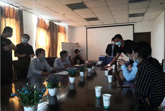郑州一小区暴雨中倒下一堵墙：维修费129万，业主质疑太贵