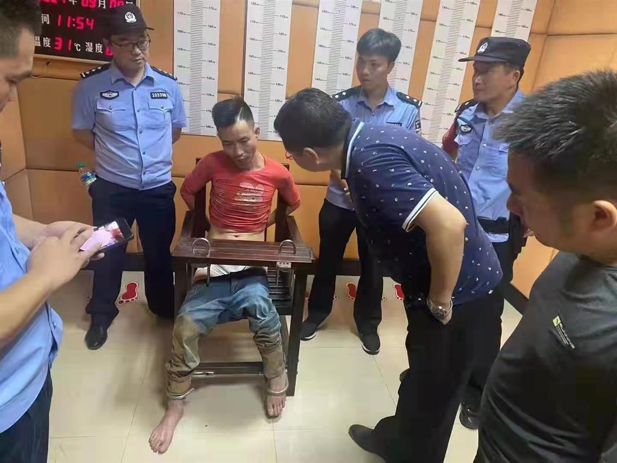 江西“皮箱藏尸案”嫌疑人受审画面曝光，居民讲述抓捕过程