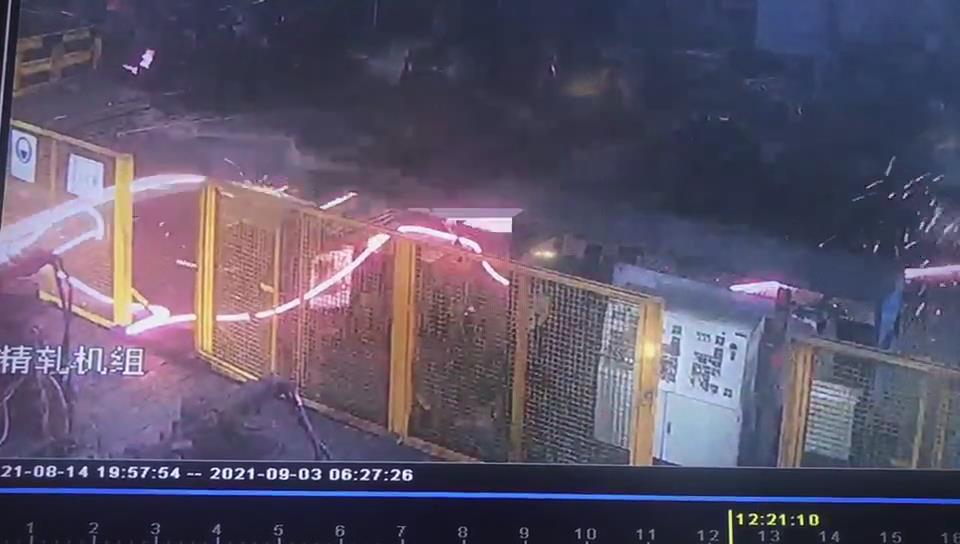 安徽马钢“跑钢”事故监控曝光！火红钢料乱舞场面惊险，公司：仅烫到工人衣服