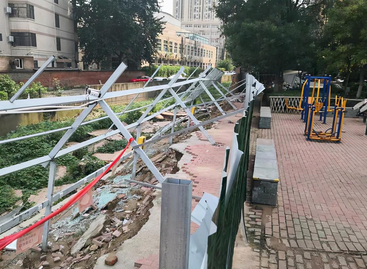 郑州一小区暴雨中倒下一堵墙：维修费129万，业主质疑太贵