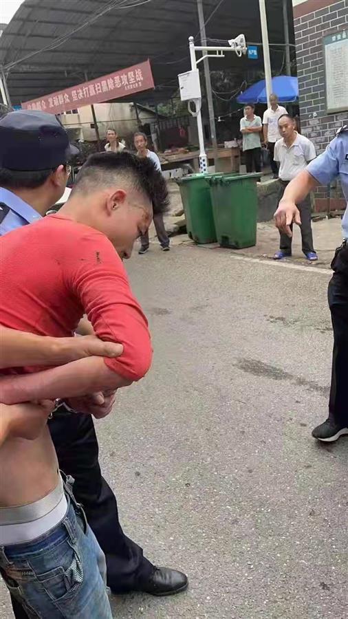 江西“皮箱藏尸案”嫌疑人受审画面曝光，居民讲述抓捕过程