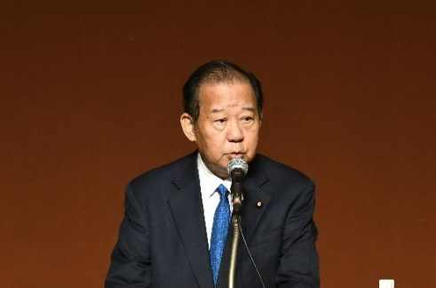 菅义伟宣布放弃竞选,或月底辞去首相一职!会上透露原因