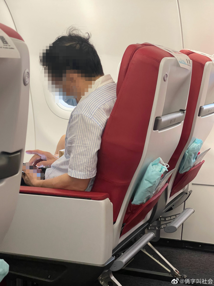 网传头等舱男子辱骂空姐“手脏”,还与乘客起冲突,航空公司:正在调查