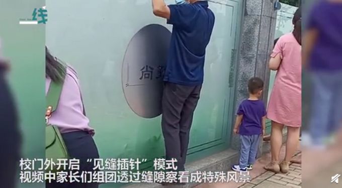 新生开学家长站一排校外暗中观察,网友:可怜天下父母心