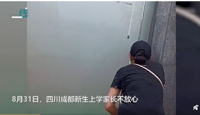 新生开学家长站一排校外暗中观察,网友:可怜天下父母心
