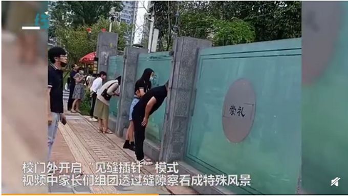 新生开学家长站一排校外暗中观察,网友:可怜天下父母心