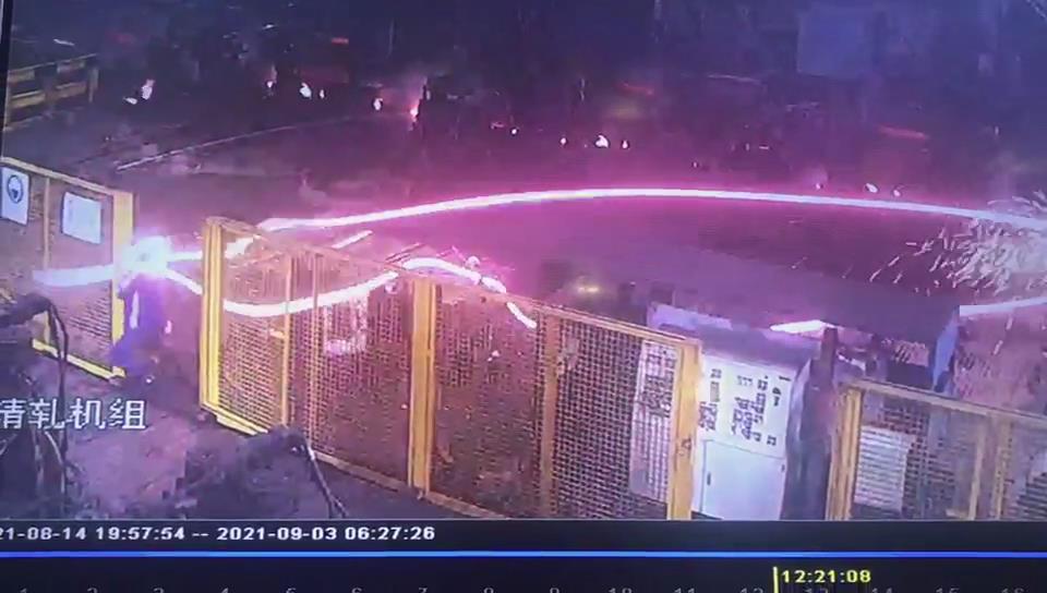 安徽马钢“跑钢”事故监控曝光！火红钢料乱舞场面惊险，公司：仅烫到工人衣服